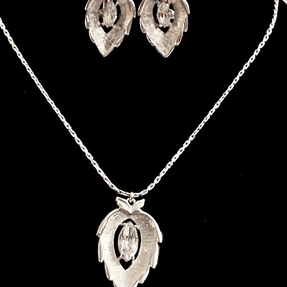Sarah Coventry silver leaf rhinestone vintage necklace and earrings demi parure - Picture 2 of 4